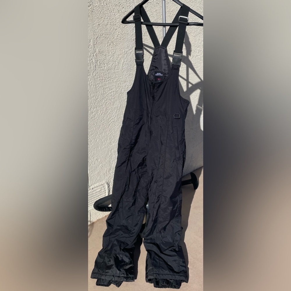 Ski pants, by Sport Essentials, has suspenders, large.